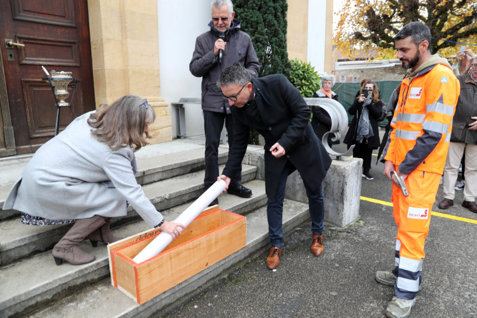 Le curé commente la dépose des plans du CCNV, par la Présente du conseil et l'architecte en charge du projet.
