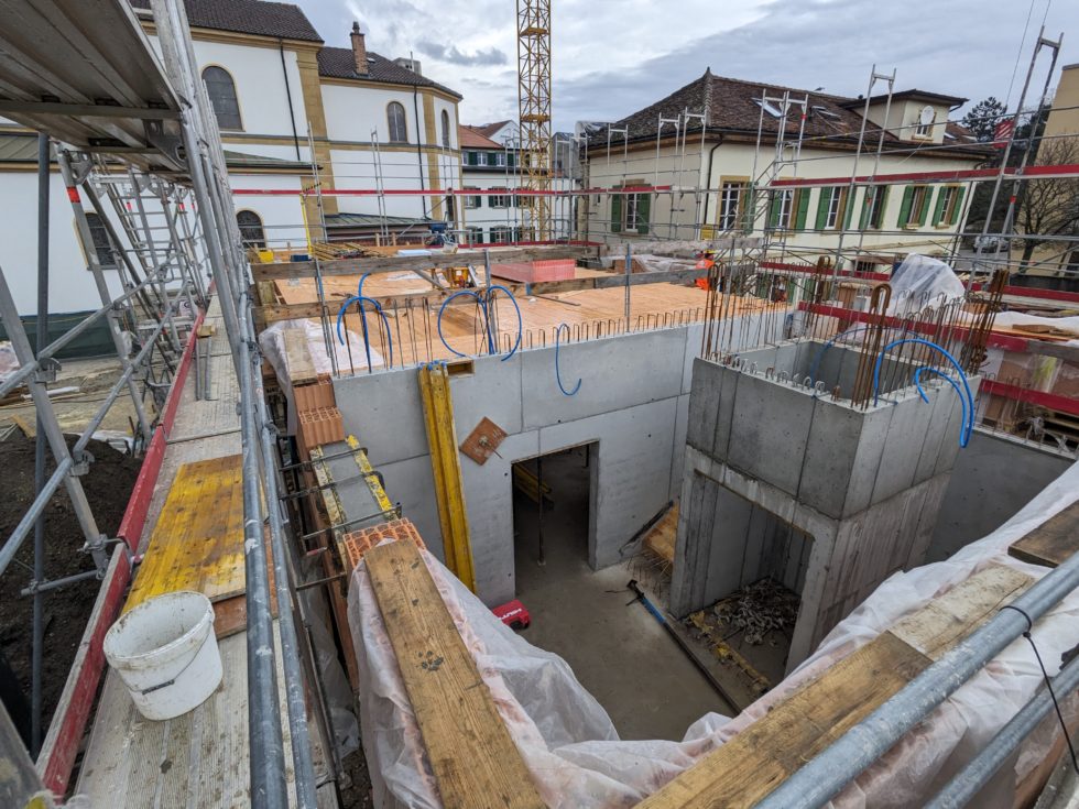 Bâtiment A : murs béton et brique au rez, terminé (état 06.02.2024)