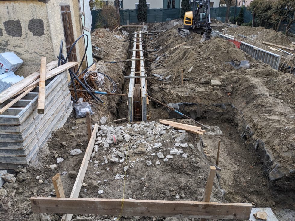 Bât. D : ferraillage et coffrage des longrines, en cours