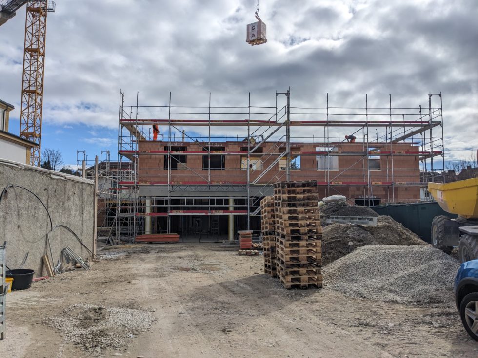 Bât. A : 1er étage, murs béton et briques CAPO, terminé (05.03.2024)