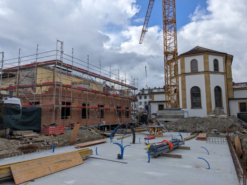 Bât. C : 1er étage, murs béton et briques CAPO, en cours (11.03.204)