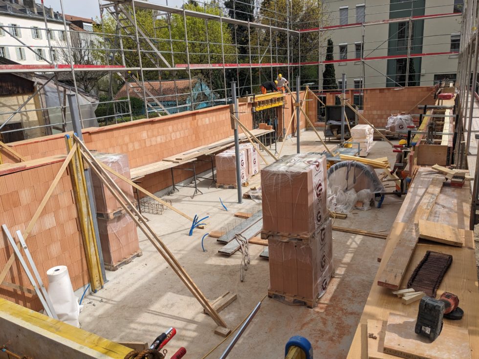 Bât. D : briques CAPO et piliers, en cours (09.04.2024)