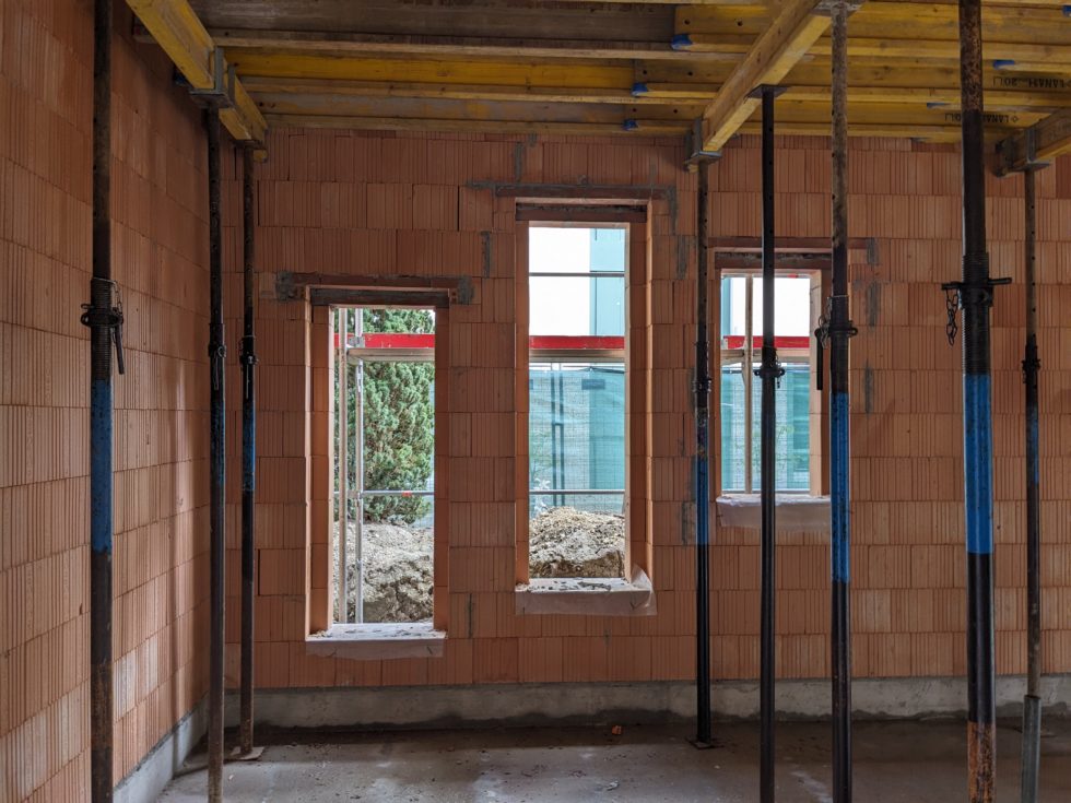 Bât. D : ouverture pour fenêtres dans la chapelle, en cours (30.04.2024)