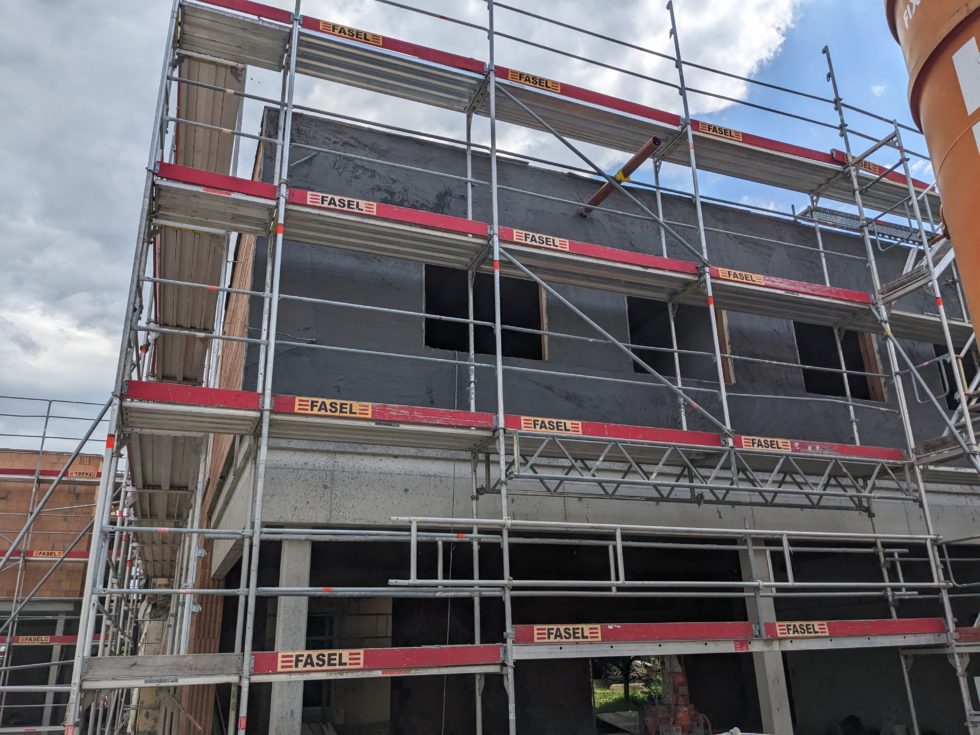 Bât. A : enduit de fond sur façade, en cours (11.06.2024)