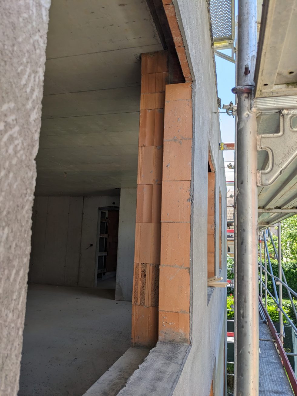 Bât. A : enduit de fond sur façade, en cours (11.06.2024)