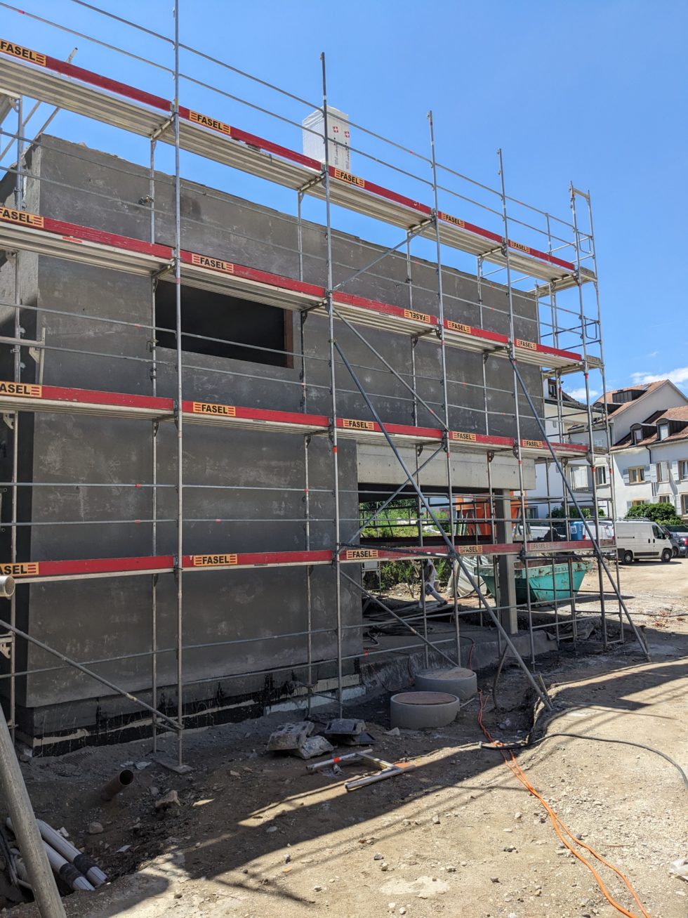 Bât. A : enduit de fond sur façade, en cours (11.06.2024)