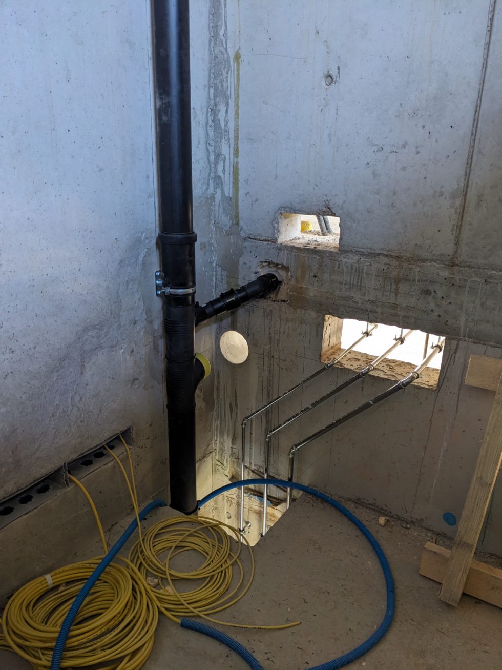 Bât. A : pose écoulement et distribution eau sanitaire, en cours (15.07.24)