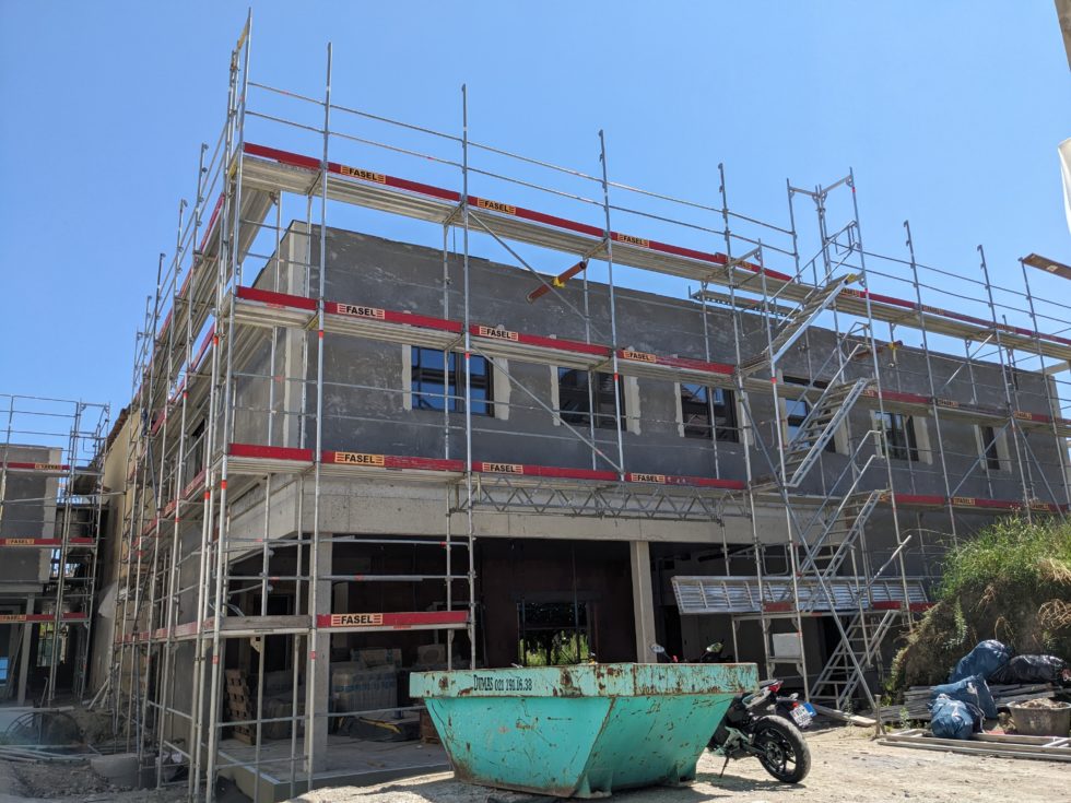 Bât. A : livraison des fenêtres métalliques, en cours (05.08.24)