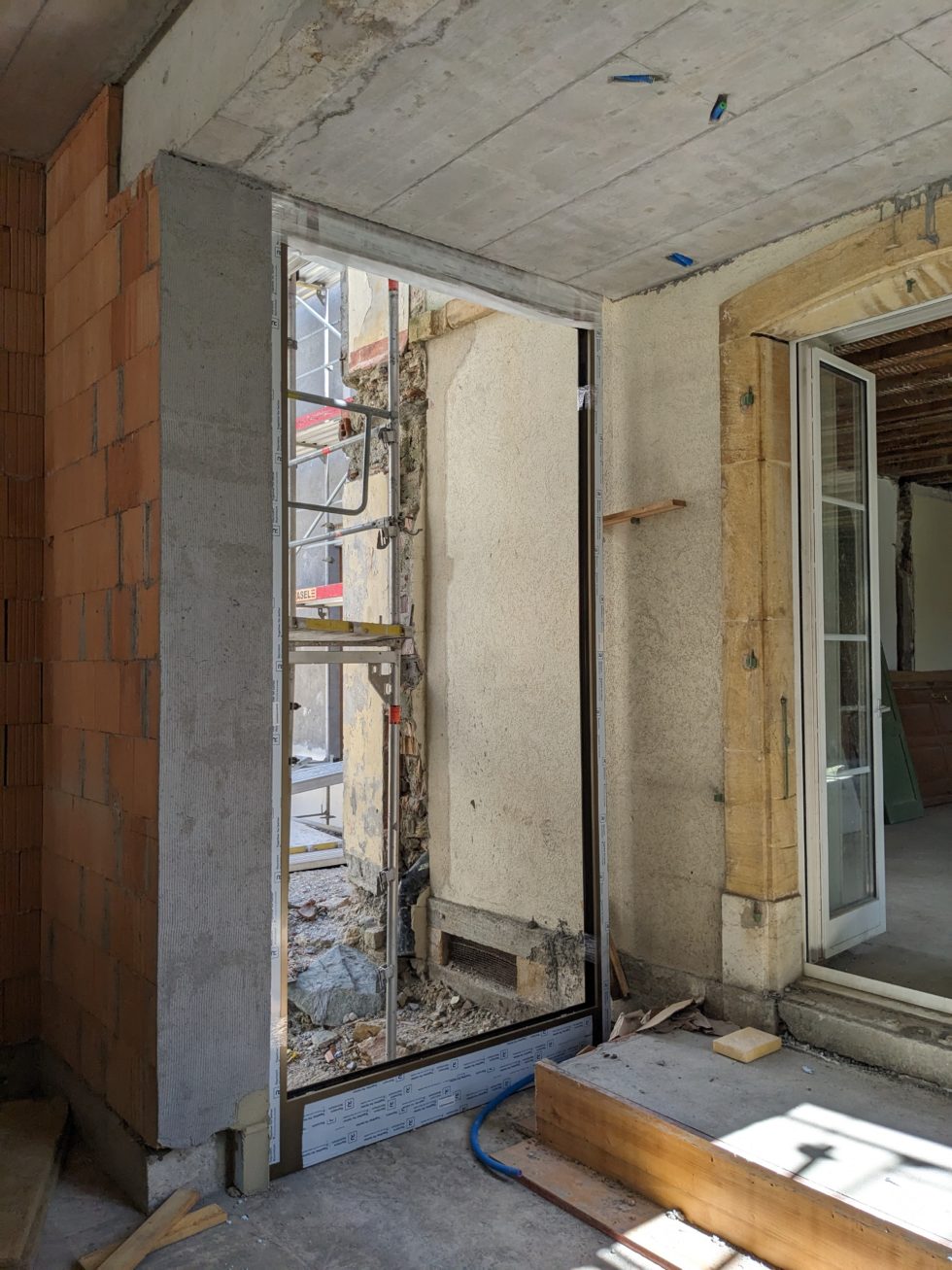 Bât. A : livraison te pose des fenêtres métalliques, en cours (05.08.24)