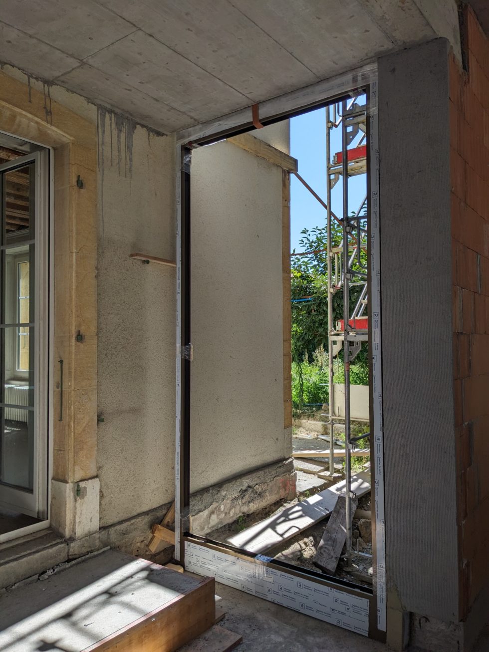 Bât. A : livraison te pose des fenêtres métalliques, en cours (05.08.24)