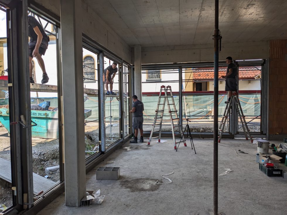 Bât. A : pose des fenêtres métalliques, en cours (12.08.24)