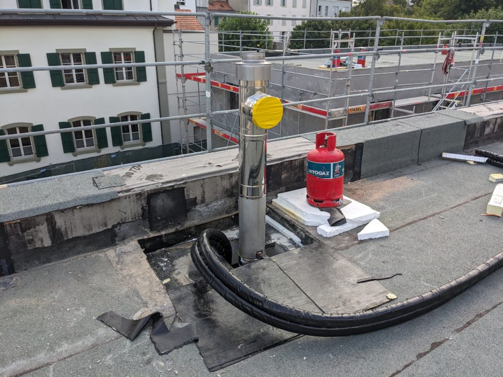 Bât. C : pose tube cheminée et torche solaire, en cours (19.08.2024)