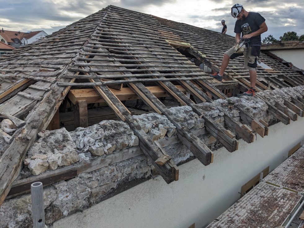 Bât. B : sciage des chevrons pour travaux arasées, en cours (19.08.2024)