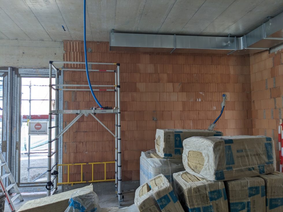 Bât. A : pose des gaines de ventilation grand salle, en cours (19.08.2024)