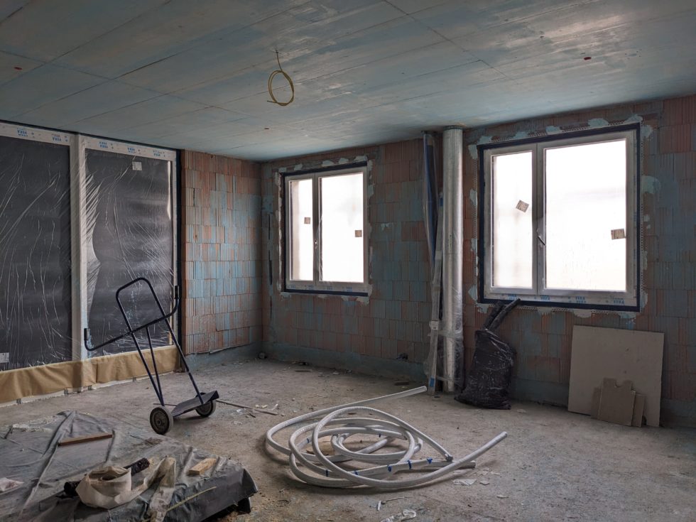 Bât. C : couche de fond terminée, enduit au plâtre en cours (02.09.2024)