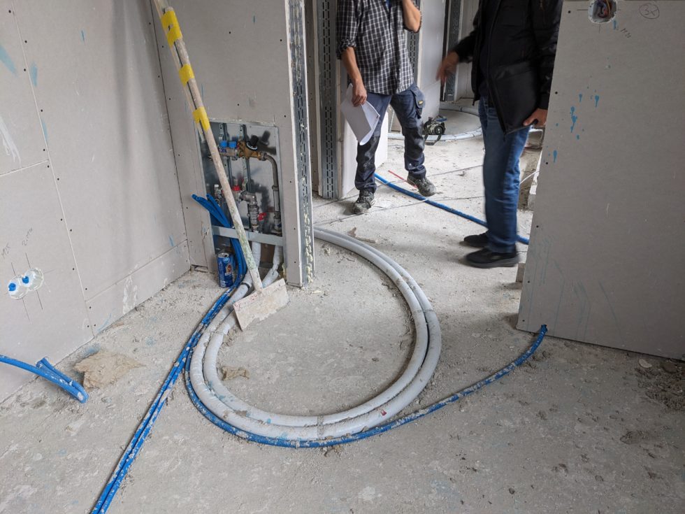 Bât. D : coll. chauffage terminée, enduit au plâtre en cours (09.09.2024)