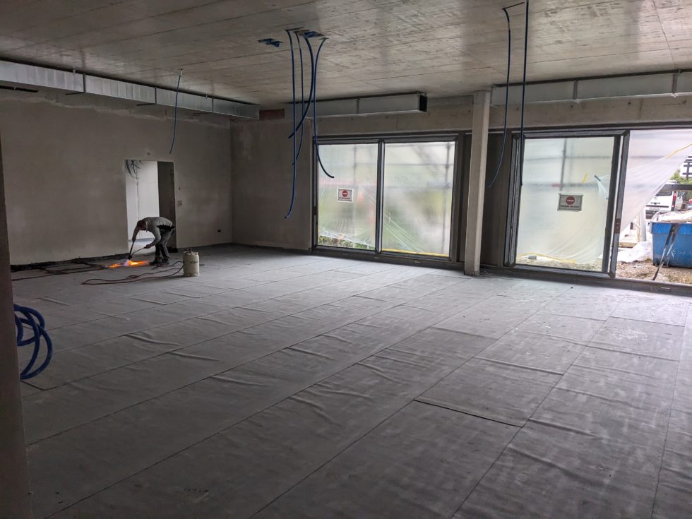 Bât. A : rez, pose du pare-vapeur avant isolation, en cours (23.09.2024)