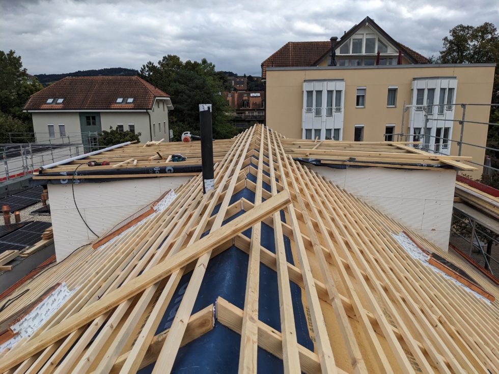 Bât. B : toiture prête pour la pose des tuiles, en cours (07.10.2024)