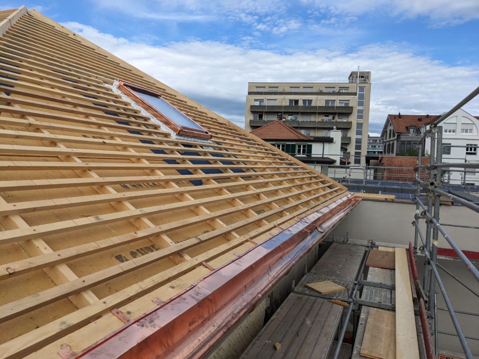 Bât. B : toiture prête pour la pose des tuiles, en cours (07.10.2024)