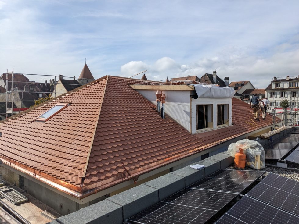 Bât. B : pose des tuiles, terminé. Ferblanterie en cours (14.10.2024)