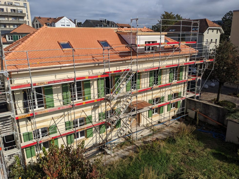 Bât. B : pose des tuiles, terminé. Ferblanterie en cours (23.10.2024)