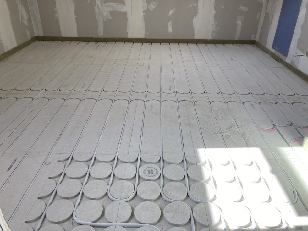 Bât. B : pose des chapes sèches aux combles et serpentins de chauffage de sol (03.03.2025)