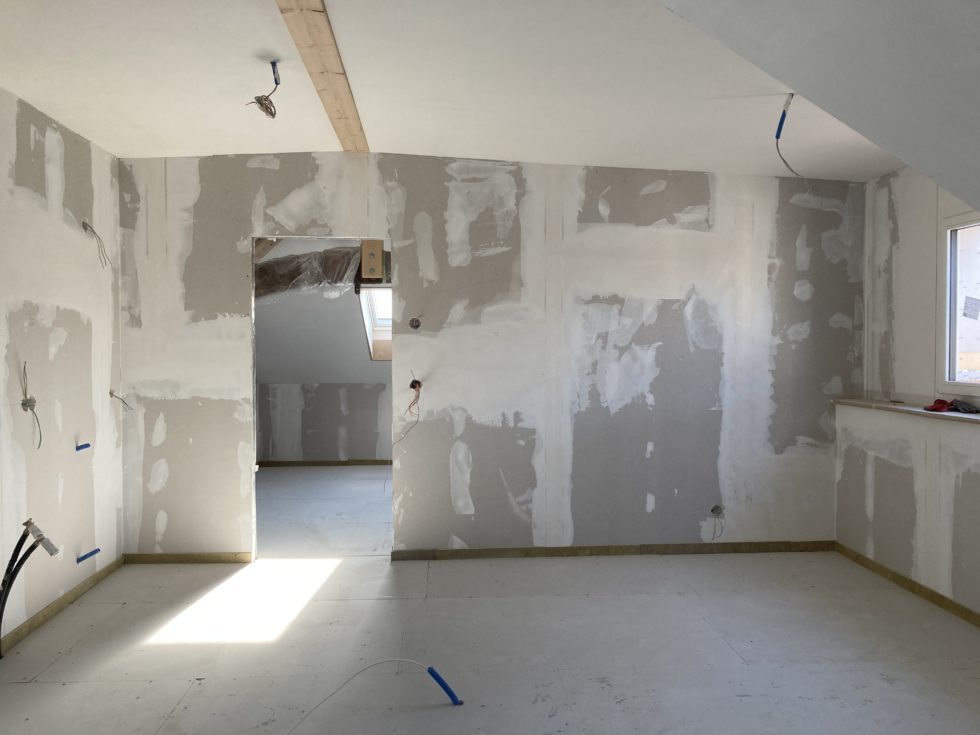 Bât. B : pose des chapes sèches aux combles et serpentins de chauffage de sol (03.03.2025)