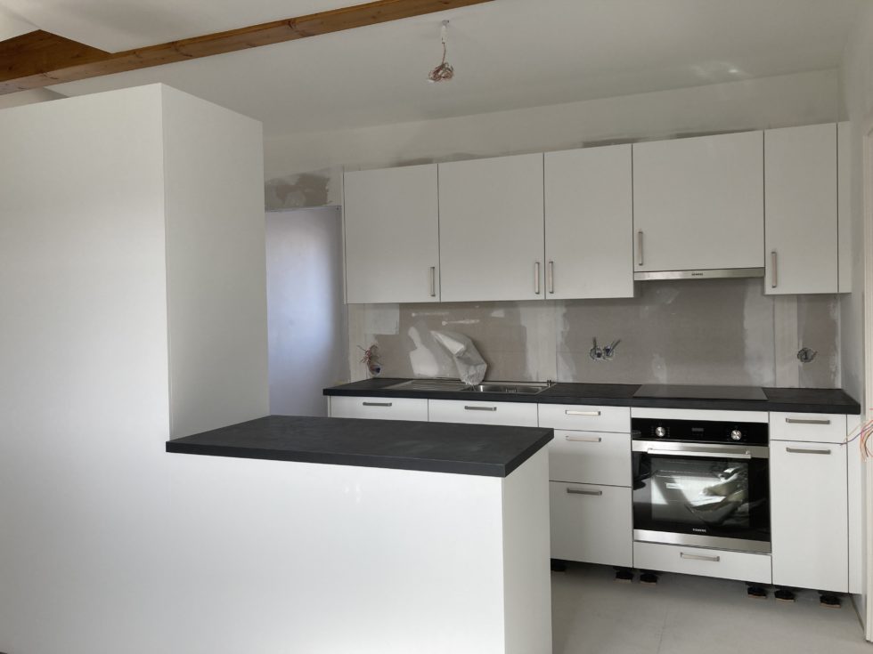 Bât. B : pose des cuisines : combles