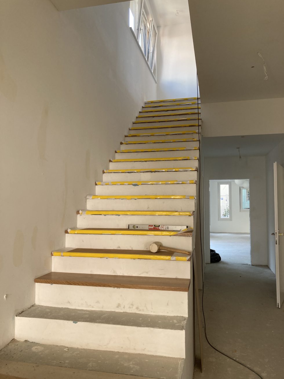 Bât D : pose des marches (07.04.2025)